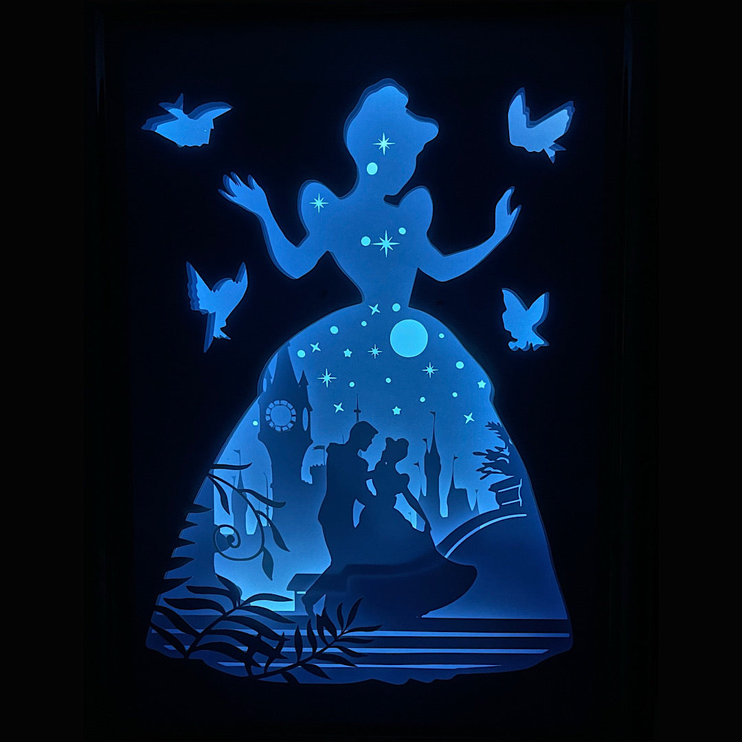 Cendrillon, Cinderella, Disney, conte de fées, princesse Disney, carrosse magique, pantoufle de verre, marraine la bonne fée, château enchanté, univers féerique, film d’animation culte, conte classique, bal royal, rêve bleu, magie Disney, tableau lumineux, lightbox, shadowbox, cadre lumineux, décoration murale, papier découpé, art lumineux, idée cadeau Disney, déco féerique, cadeau geek, princesse de conte