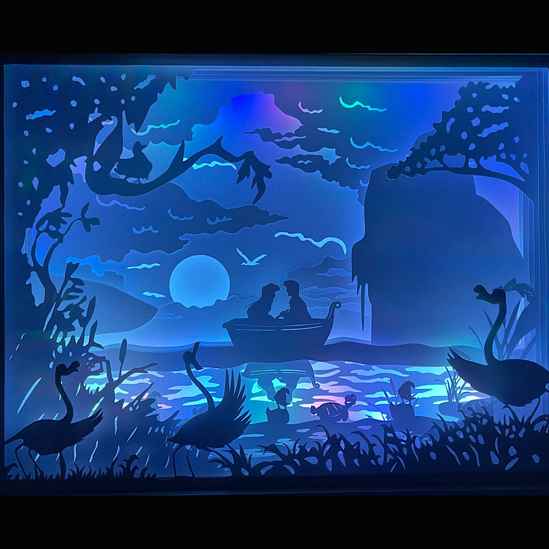 La Petite Sirène, The Little Mermaid, Disney, Ariel, prince Éric, baiser, scène du lac, chanson Embrasse-la, Polochon, Sébastien, roi Triton, Ursula, conte de fées, film d’animation culte, sirène Disney, univers marin, romance Disney, scène romantique, lac magique, dessin animé culte, tableau lumineux, lightbox, shadowbox, cadre lumineux, papier découpé, art lumineux, décoration murale, idée cadeau Disney, déco féerique, cadeau romantique