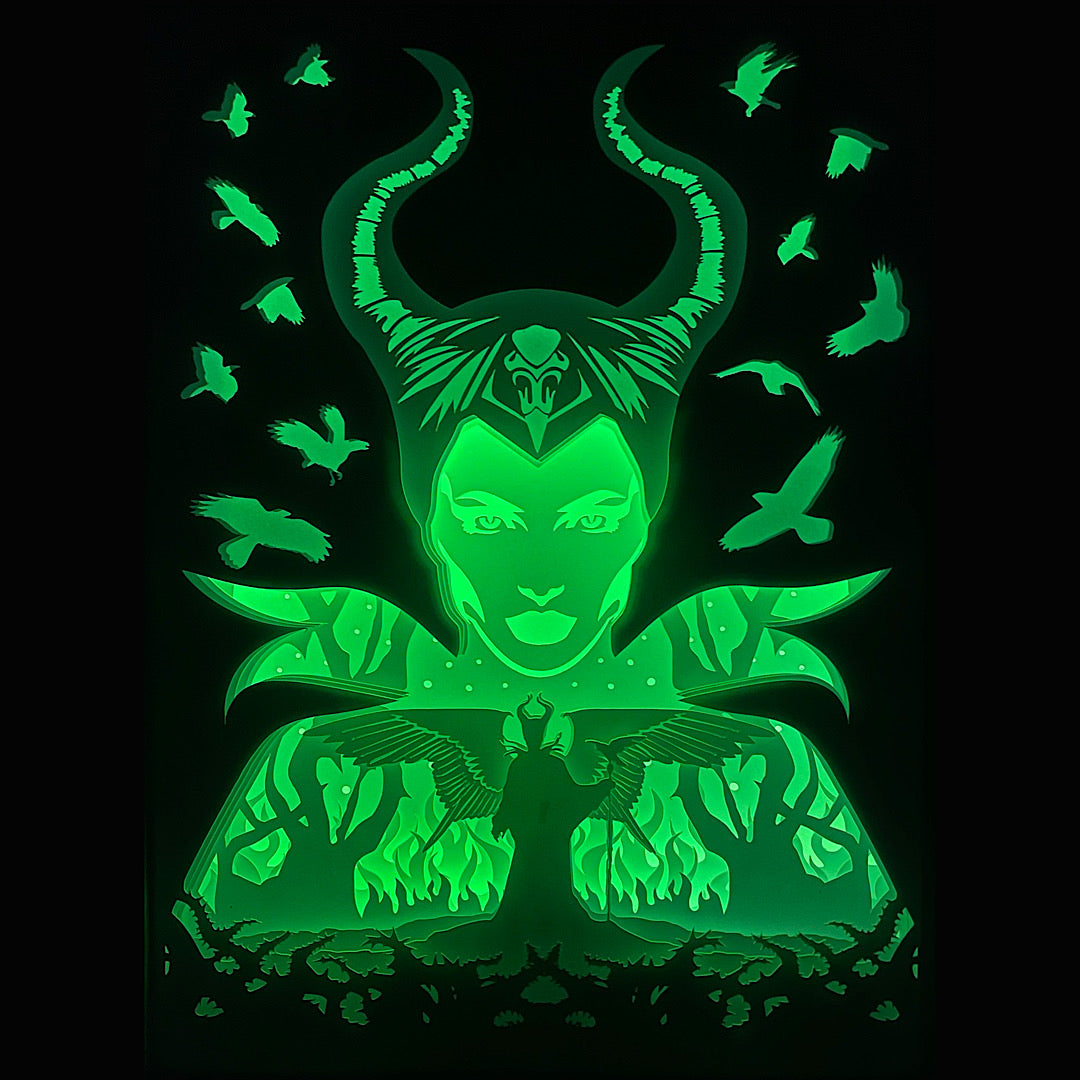 Maléfique, Maleficent, Disney, La Belle au bois dormant, Aurore, princesse Disney, méchante Disney, sorcière maléfique, cornes noires, dragon, magie noire, personnage culte, film Maléfique, Angelina Jolie, univers gothique, conte de fées, film d’animation culte, dessin animé Disney, magie Disney, tableau lumineux, lightbox, shadowbox, cadre lumineux, papier découpé, art lumineux, décoration murale, idée cadeau Disney, déco geek, cadeau fan Disney