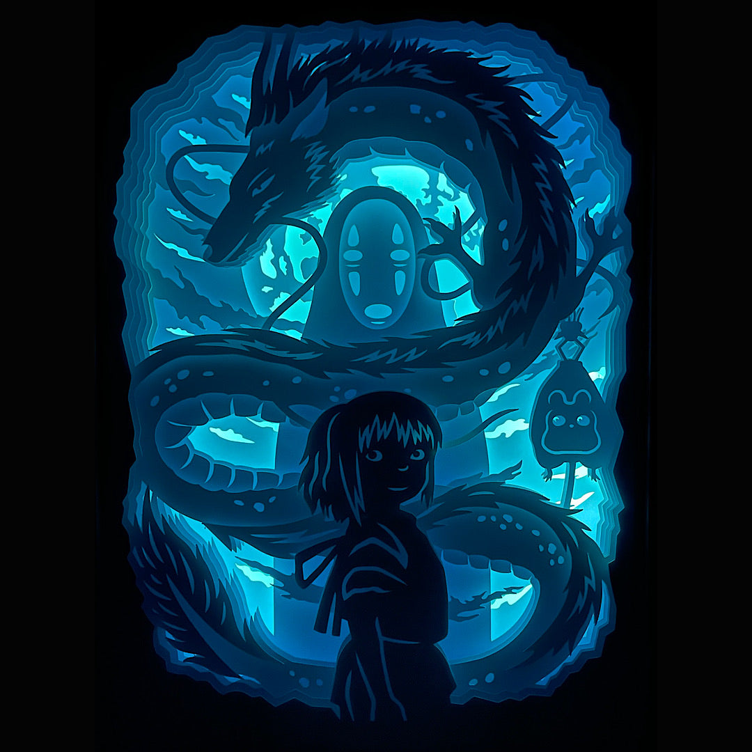 Le Voyage de Chihiro, Spirited Away, Studio Ghibli, Hayao Miyazaki, film d’animation culte, Chihiro Ogino, Haku, Sans-Visage, Kamaji, Yubaba, Boh, univers féerique, maison de bains, magie japonaise, esprit du fleuve, monde spirituel, conte poétique, dessin animé japonais, héroïne Ghibli, univers fantastique, film culte Ghibli, tableau lumineux, lightbox, shadowbox, cadre lumineux, papier découpé, art lumineux, décoration murale, idée cadeau otaku, déco geek, cadeau fan Ghibli