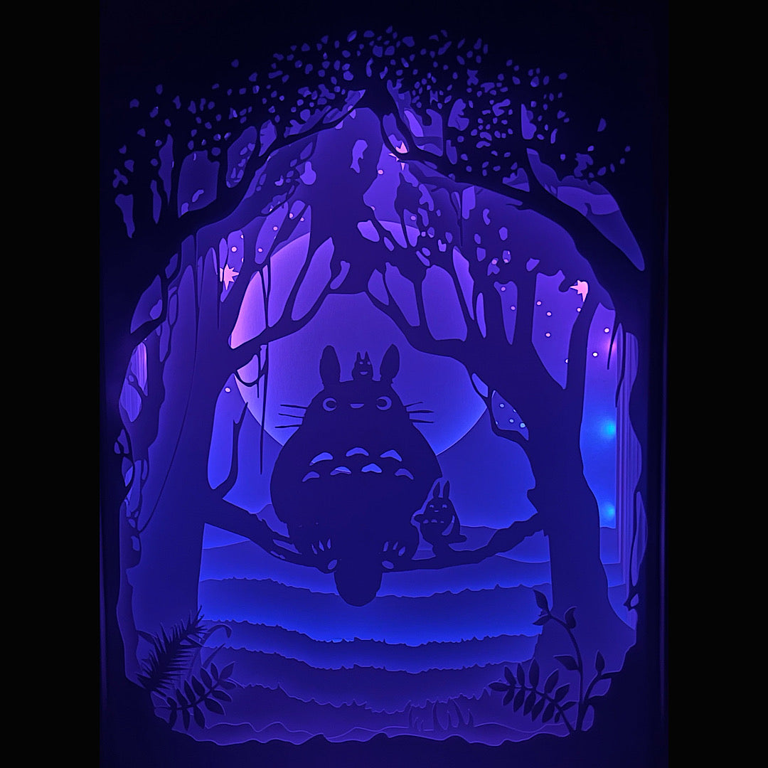 totoro, mon voisin totoro, studio ghibli, hayao miyazaki, esprit de la forêt, créatures magiques, univers ghibli, film d’animation japonais, dessin animé culte, anime japonais, chatbus, poussières noires, chihiro, princesse mononoké, kiki la petite sorcière, déco japonaise, tableau lumineux, cadre lumineux, shadowbox, lightbox, papier découpé, idée cadeau ghibli, décoration geek, chambre enfant