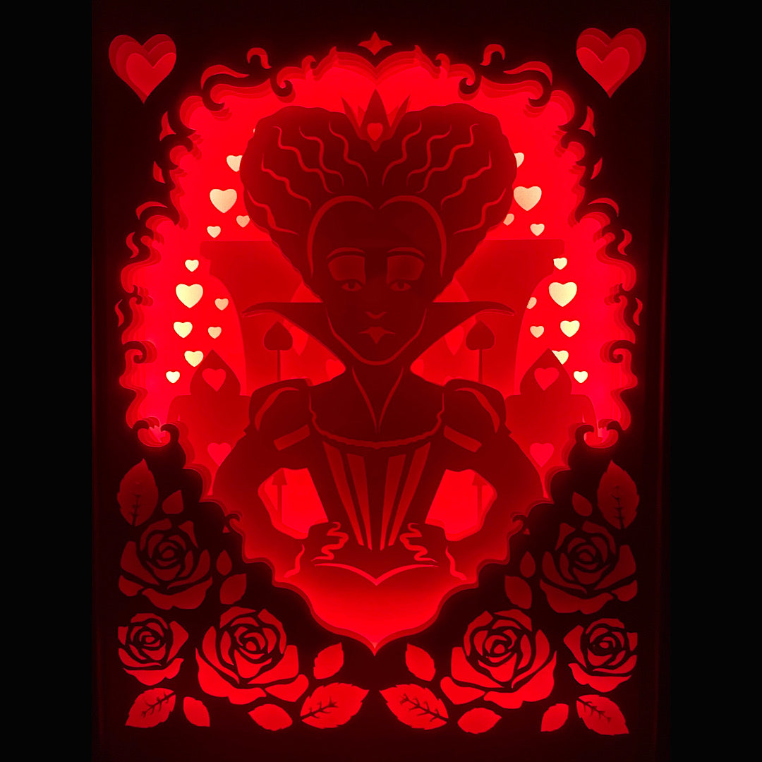 La Reine de Cœur, Queen of Hearts, Disney, Alice au Pays des Merveilles, Alice in Wonderland, Tim Burton, Lewis Carroll, personnage Disney, méchante Disney, carte à jouer, royaume de cœur, soldats cartes, univers magique, conte fantastique, film d’animation culte, film live action, cri "Qu’on lui coupe la tête", personnage emblématique, tableau lumineux, lightbox, shadowbox, cadre lumineux, papier découpé, art lumineux, décoration murale, idée cadeau Disney, déco geek