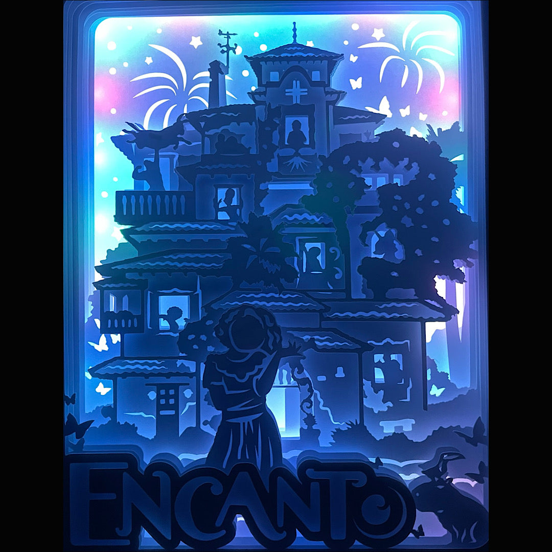 Encanto, Disney, Mirabel, Isabela, Luisa, famille Madrigal, casita magique, papillon, Colombie, film d’animation Disney, univers coloré, musique Disney, don magique, maison enchantée, dessin animé culte, magie familiale, film Encanto, univers féérique, tableau lumineux, lightbox, shadowbox, cadre lumineux, décoration murale, papier découpé, art lumineux, idée cadeau Disney, déco féerique, cadeau geek, déco chambre enfant