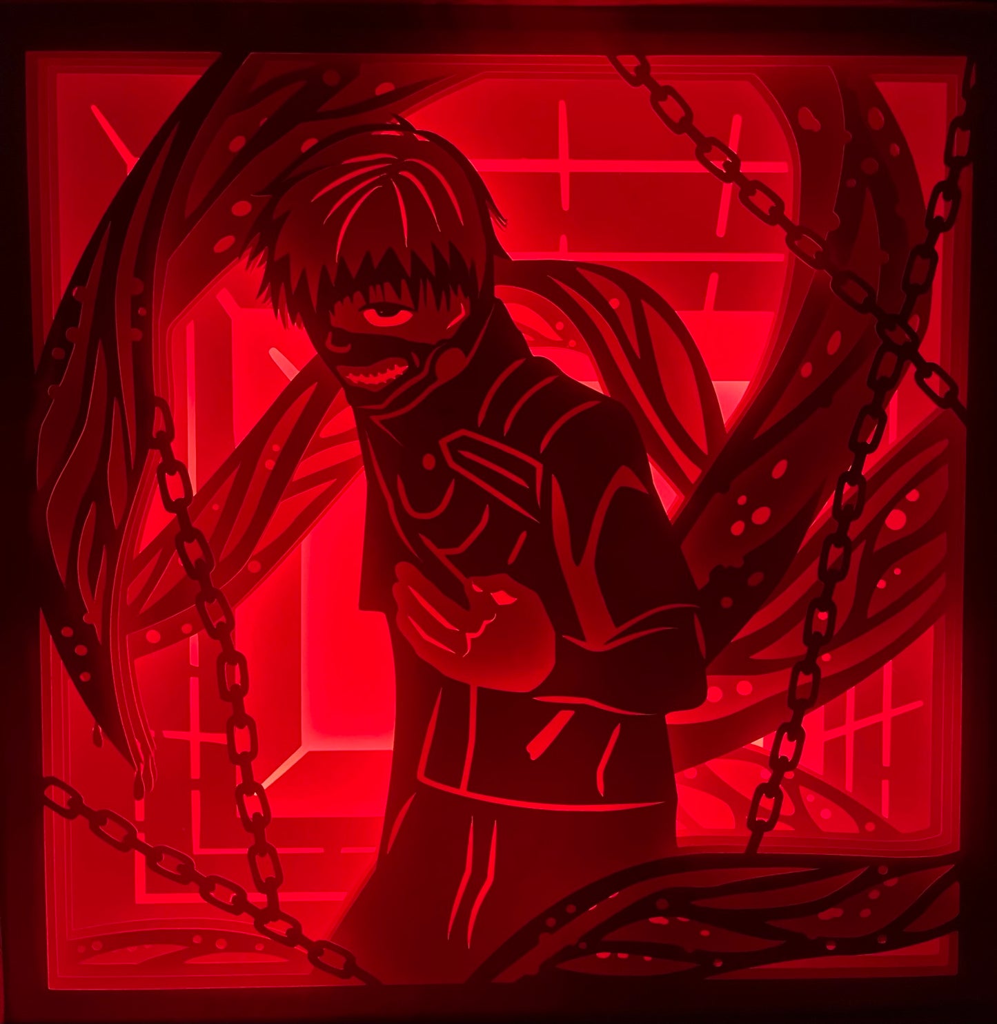 Tokyo Ghoul, Sui Ishida, Ken Kaneki, Touka Kirishima, Rize Kamishiro, Yoshimura, Juuzou Suzuya, CCG, goules, kagune, masque de Kaneki, univers sombre, shonen culte, seinen, manga culte, anime culte, Tokyo, transformation Kaneki, combat sanglant, créatures fantastiques, monde violent, ambiance horrifique, tableau lumineux, lightbox, shadowbox, cadre lumineux, papier découpé, art lumineux, décoration murale, idée cadeau manga, déco geek, cadeau fan Tokyo Ghoul