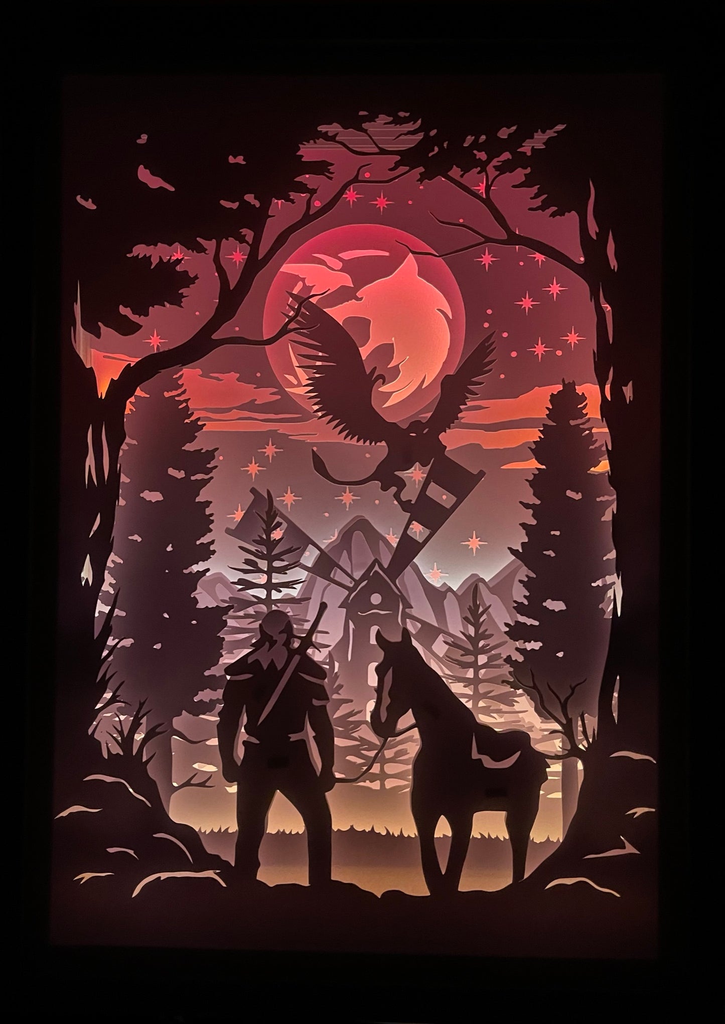 The Witcher, Andrzej Sapkowski, Geralt de Riv, Yennefer, Ciri, Jaskier, Kaer Morhen, chasseurs de monstres, sorceleur, épées d’argent et d’acier, signes magiques, Nilfgaard, les Stryges, univers médiéval fantastique, saga littéraire, jeu vidéo culte, CD Projekt Red, The Witcher 3 Wild Hunt, Netflix, Henry Cavill, série culte, fantasy épique, tableau lumineux, lightbox, shadowbox, cadre lumineux, papier découpé, art lumineux, décoration murale, idée cadeau geek, déco fantasy, cadeau fan The Witcher