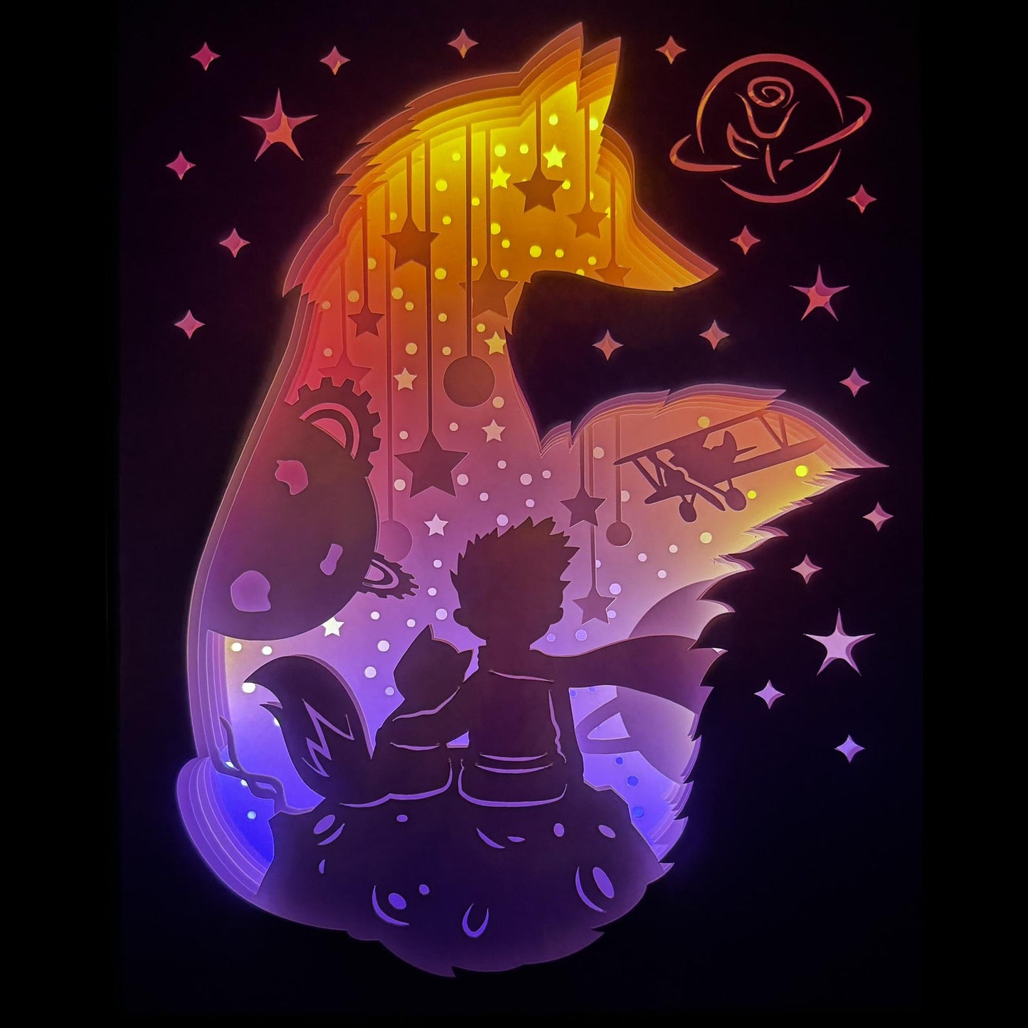 Le Petit Prince, Antoine de Saint-Exupéry, livre culte, conte philosophique, dessin animé Le Petit Prince, renard, rose, planète, étoiles, univers poétique, œuvre littéraire, classique intemporel, citation Le Petit Prince, enfant rêveur, voyage interstellaire, histoire philosophique, conte pour enfants et adultes, tableau lumineux, lightbox, shadowbox, cadre lumineux, papier découpé, art lumineux, décoration murale, idée cadeau littéraire, déco poétique, cadeau symbolique