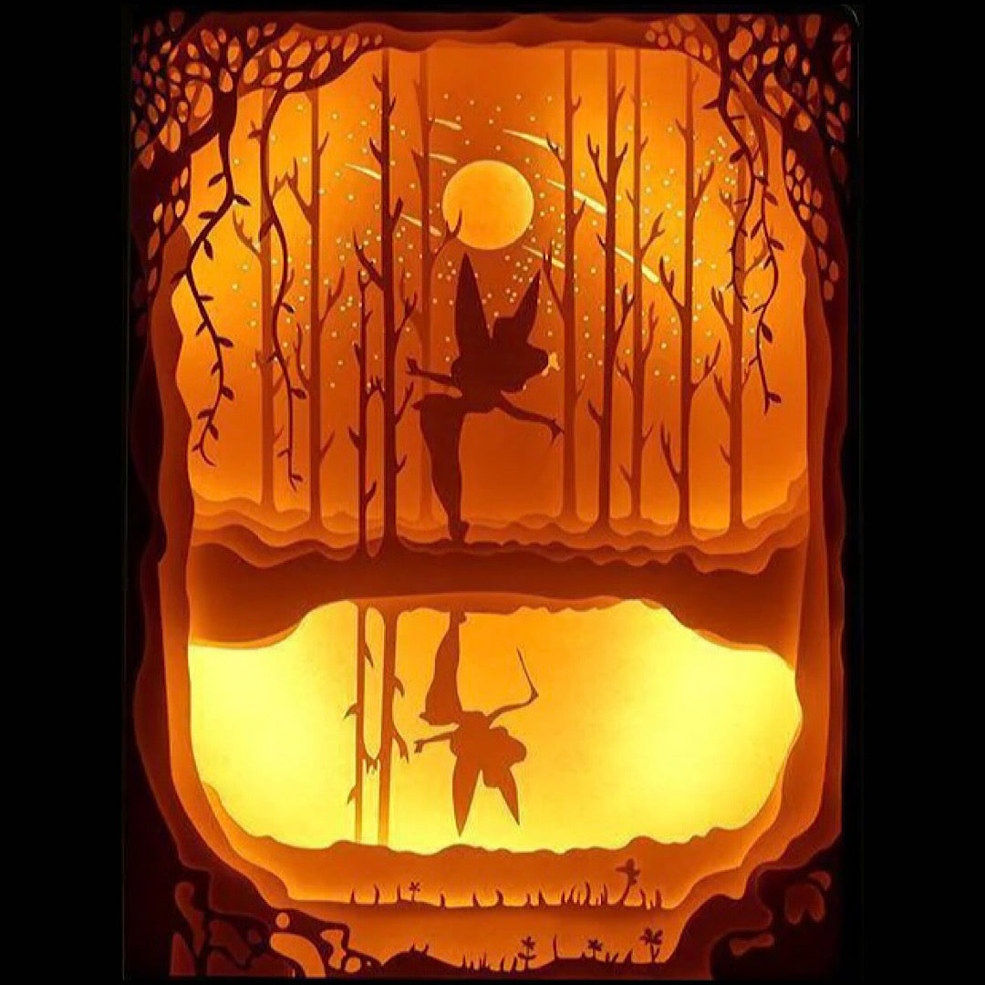 Fée Clochette, Tinker Bell, Disney Fairies, Peter Pan, Neverland, poussière de fée, univers magique, petite fée, ailes scintillantes, personnage Disney, film d’animation, dessin animé culte, amie de Peter Pan, héroïne Disney, monde enchanté, conte féerique, Clochette et ses amies, saga Disney Fairies, tableau lumineux, lightbox, shadowbox, cadre lumineux, papier découpé, art lumineux, idée cadeau Disney, déco féerique, cadeau geek