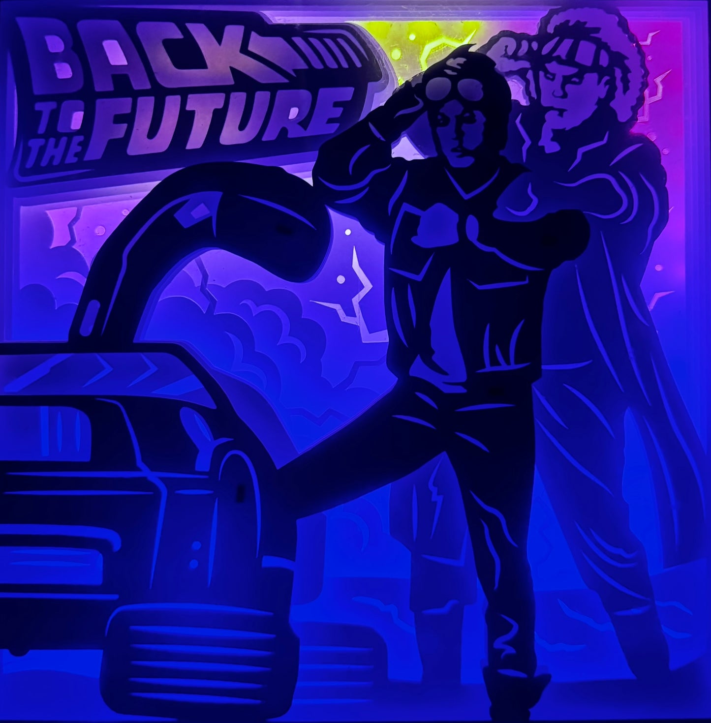 Retour vers le futur, Back to the Future, Robert Zemeckis, Marty McFly, Doc Brown, DeLorean, voyage dans le temps, flux capacitor, Hill Valley, années 80, film culte, trilogie légendaire, science-fiction, aventure temporelle, univers rétro, hoverboard, cinéma culte, saga mythique, personnages emblématiques, tableau lumineux, lightbox, shadowbox, cadre lumineux, papier découpé, art lumineux, décoration murale, idée cadeau cinéma, déco geek, cadeau fan rétro