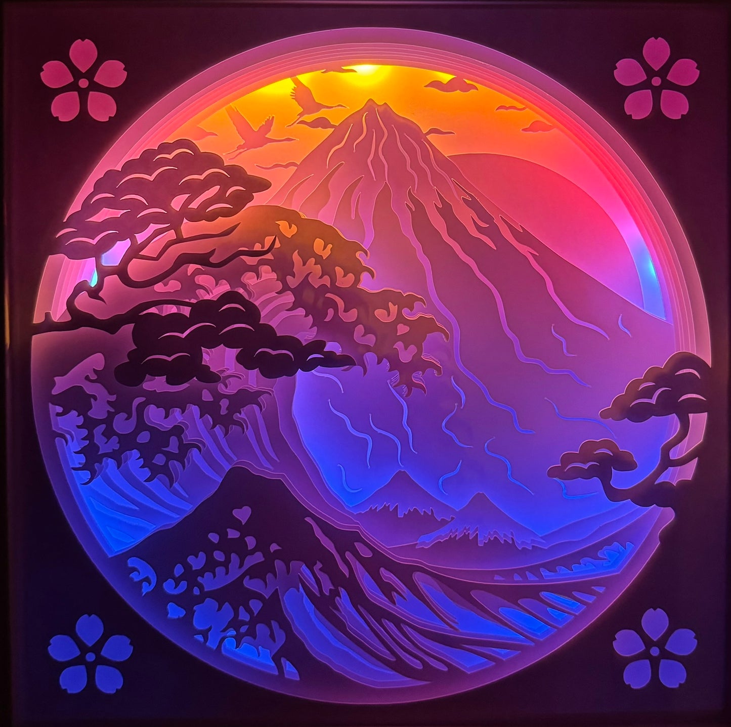 Mont Fuji, Japon, paysage japonais, sakura, cerisiers en fleurs, soleil levant, montagne sacrée, vague japonaise, art asiatique, décoration zen, tableau lumineux Mont Fuji, lightbox Japon, shadowbox japonaise, papier découpé, cadre lumineux décoratif, idée cadeau Japon, déco orientale, nature japonaise, art lumineux traditionnel