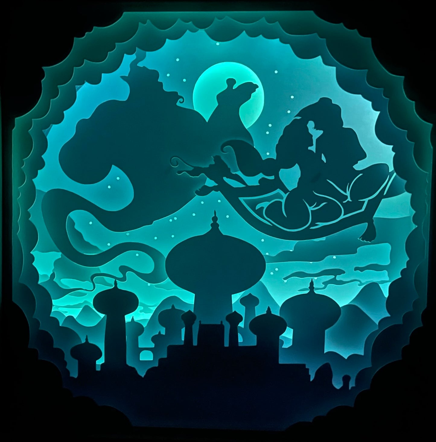Aladdin, Disney, mille et une nuits, Jasmine, Génie, Jafar, tapis volant, palais Agrabah, conte oriental, tableau lumineux, lightbox, shadowbox, cadre lumineux, décoration murale, papier découpé, art lumineux, décor féerique, univers magique, histoire d’amour, aventure Disney, film culte, dessin animé, cadeau geek, déco originale, idée cadeau Disney
