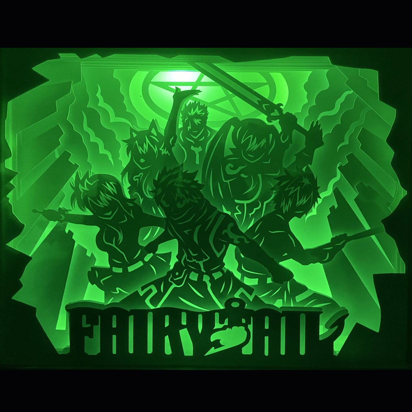 Fairy Tail, Hiro Mashima, Natsu Dragnir, Lucy Heartfilia, Erza Scarlet, Grey Fullbuster, Happy, guilde Fairy Tail, manga culte, anime culte, shonen légendaire, magie du feu, magie des clés, univers fantastique, aventure épique, combat magique, monde d’Edolas, dragons, amitié, tableau lumineux, lightbox, shadowbox, cadre lumineux, décoration murale, papier découpé, art lumineux, idée cadeau manga, déco geek, cadeau otaku