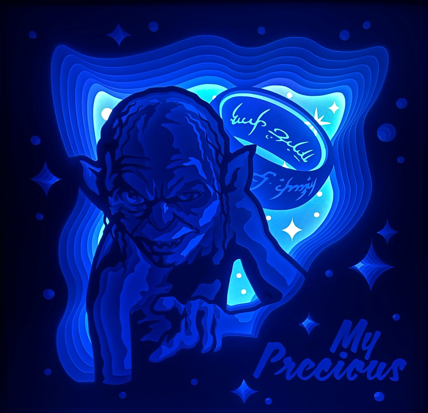 Gollum, Sméagol, Seigneur des Anneaux, Lord of the Rings, J.R.R. Tolkien, Le Hobbit, personnage culte, anneau unique, précieux, créature mystérieuse, univers fantasy, saga culte, Peter Jackson, film Le Seigneur des Anneaux, monde de la Terre du Milieu, sombre et tragique, tableau lumineux, lightbox, shadowbox, cadre lumineux, papier découpé, art lumineux, décoration murale, idée cadeau geek, déco fantasy, cadeau fan Tolkien