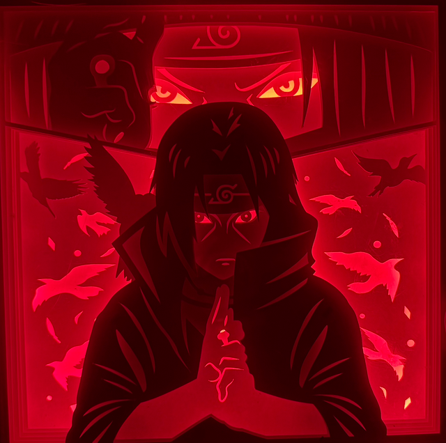 Itachi Uchiha, Naruto, Naruto Shippuden, clan Uchiha, Sharingan, Mangekyou Sharingan, Susanoo, frère de Sasuke, Akatsuki, ninja légendaire, shinobi, univers Naruto, anime culte, manga culte, Masashi Kishimoto, combat épique, destin tragique, personnage emblématique, tableau lumineux, lightbox, shadowbox, cadre lumineux, papier découpé, art lumineux, décoration murale, idée cadeau manga, déco geek, cadeau fan Naruto, otaku