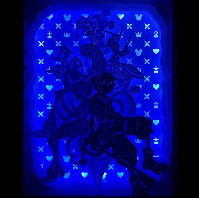 Kingdom Hearts, Square Enix, Disney, Final Fantasy, Sora, Riku, Kairi, Organisation XIII, Keyblade, Cœurs, Sans-cœur, univers magique, crossover Disney, Donald, Dingo, saga culte, RPG, jeu vidéo légendaire, aventure fantastique, action RPG, héros de lumière, ténèbres, tableau lumineux, lightbox, shadowbox, cadre lumineux, papier découpé, art lumineux, décoration murale, idée cadeau gamer, déco geek, cadeau fan Kingdom Hearts