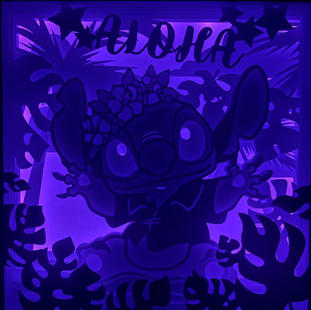 Stitch, Disney, Lilo et Stitch, Aloha, Hawaï, Ohana, personnage Disney, extraterrestre bleu, expérience 626, plage hawaïenne, fleurs tropicales, ukulélé, ambiance exotique, film d’animation culte, univers Disney, dessin animé Disney, moment détente, vacances paradisiaques, hawaïen, tableau lumineux, lightbox, shadowbox, cadre lumineux, papier découpé, art lumineux, décoration murale, idée cadeau Disney, déco tropicale, cadeau fan Lilo et Stitch