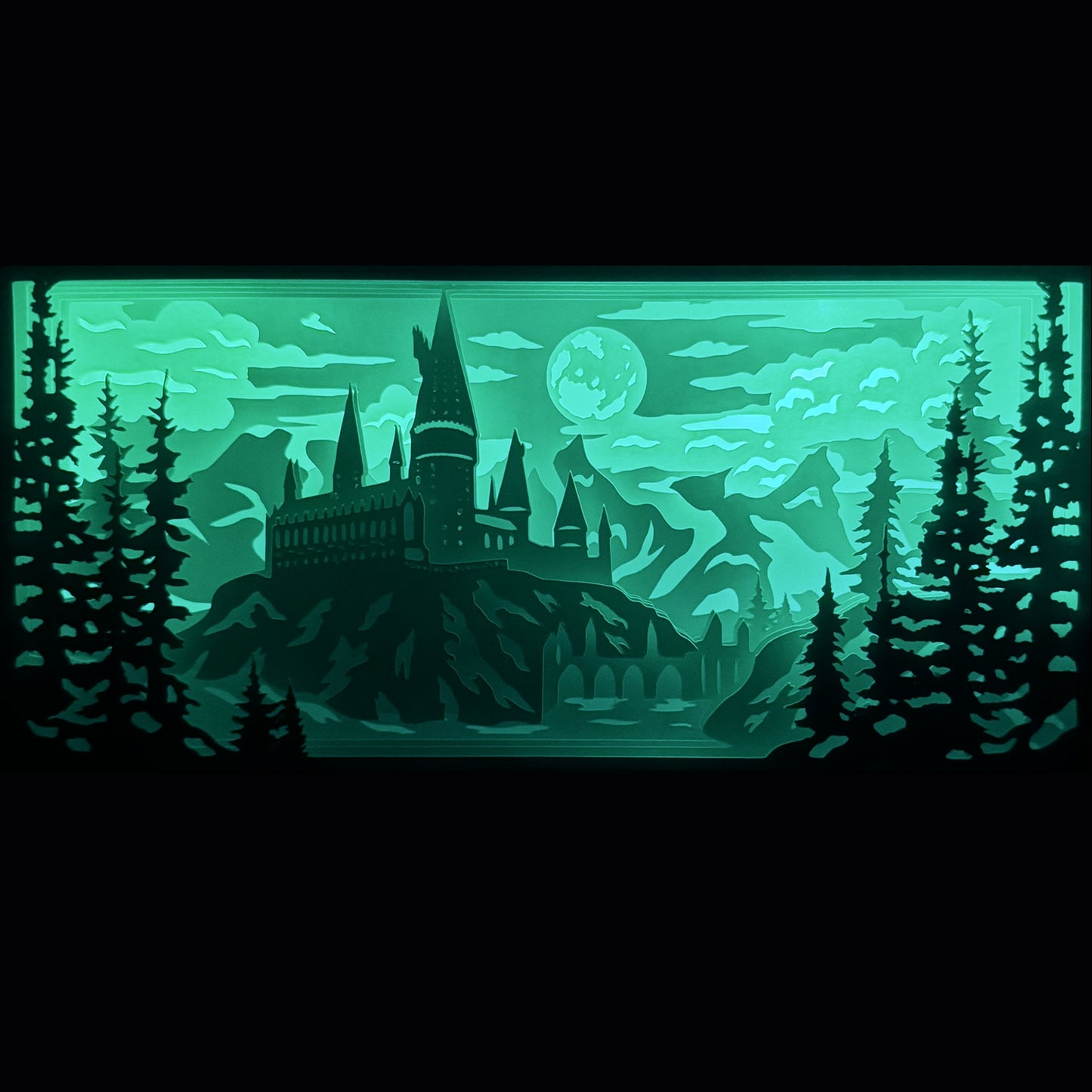 Poudlard, Hogwarts, Harry Potter, J.K. Rowling, château de Poudlard, école de sorcellerie, Gryffondor, Serpentard, Poufsouffle, Serdaigle, univers magique, saga Harry Potter, film culte, élèves sorciers, professeurs de magie, Dumbledore, monde fantastique, magie, château enchanté, dessin animé culte, tableau lumineux, lightbox, shadowbox, cadre lumineux, papier découpé, art lumineux, décoration murale, idée cadeau geek, déco magique, cadeau fan Harry Potter