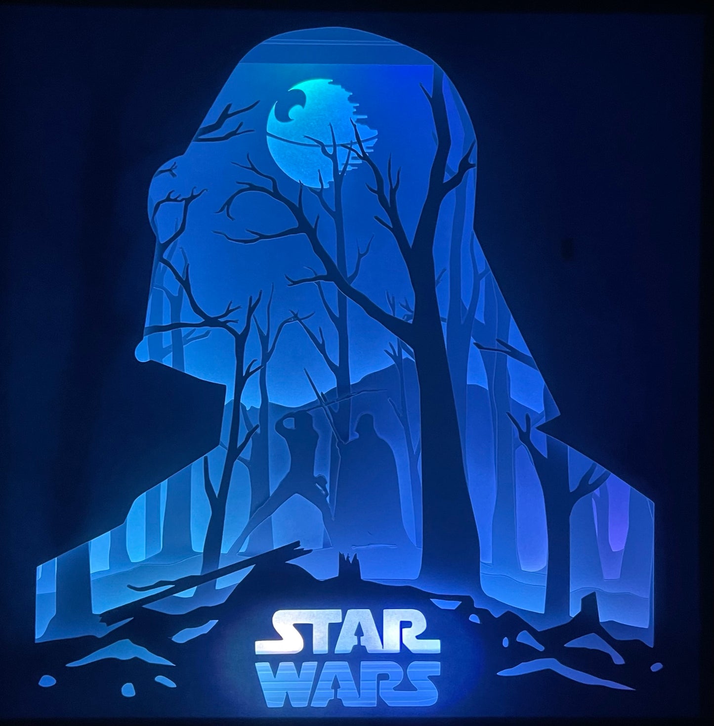 Star Wars, Darth Vader, Dark Vador, Luke Skywalker, combat au sabre laser, Jedi, Sith, Empire galactique, saga culte, George Lucas, La Guerre des étoiles, univers galactique, Force obscure, côté obscur, bataille épique, forêt Star Wars, duel père et fils, science-fiction, film culte, trilogie originale, tableau lumineux, lightbox, shadowbox, cadre lumineux, papier découpé, art lumineux, décoration murale, idée cadeau geek, déco sci-fi, cadeau fan Star Wars