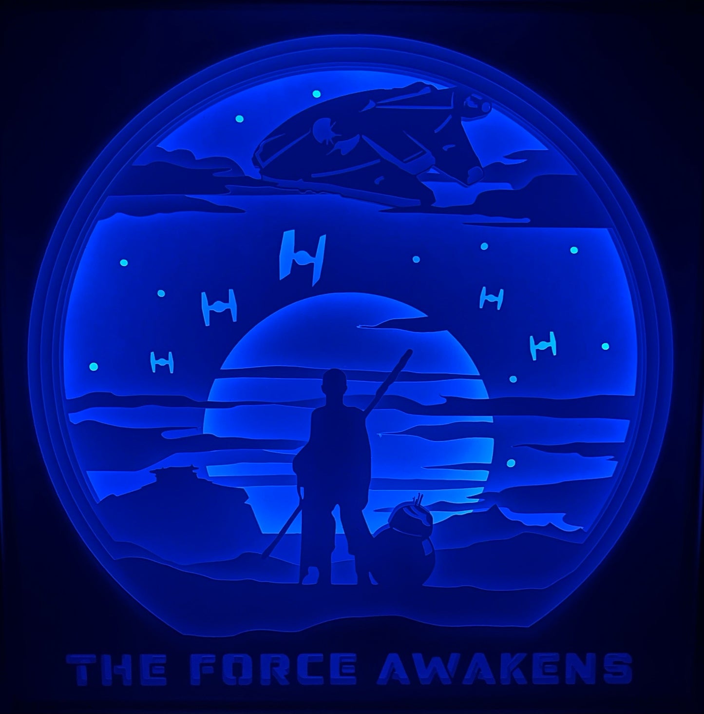 Star Wars, The Force Awakens, Le Réveil de la Force, Rey, BB-8, Finn, Kylo Ren, Han Solo, Leia Organa, Luke Skywalker, Millennium Falcon, Faucon Millenium, TIE Fighters, X-Wing, Premier Ordre, Résistance, trilogie Disney, saga Star Wars, film culte, aventure galactique, univers de science-fiction, planète Jakku, la Force, Jedi, Sith, tableau lumineux, lightbox, shadowbox, cadre lumineux, papier découpé, art lumineux, décoration murale, idée cadeau geek, déco sci-fi, cadeau fan Star Wars