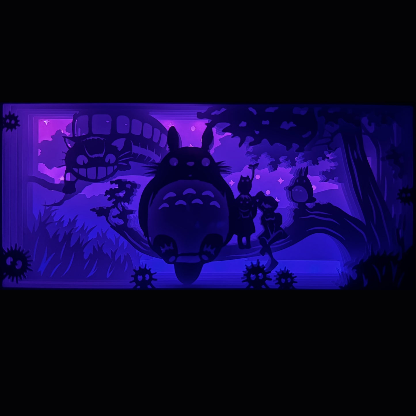 totoro, mon voisin totoro, studio ghibli, miyazaki, chatbus, poussières noires, créatures ghibli, univers magique, esprit de la forêt, dessin animé culte, film d’animation japonais, hayao miyazaki, chihiro, princesse mononoké, kiki la petite sorcière, décoration japonaise, tableau lumineux, shadowbox, lightbox, art lumineux, cadre lumineux, papier découpé, idée cadeau ghibli, déco geek, déco chambre enfant