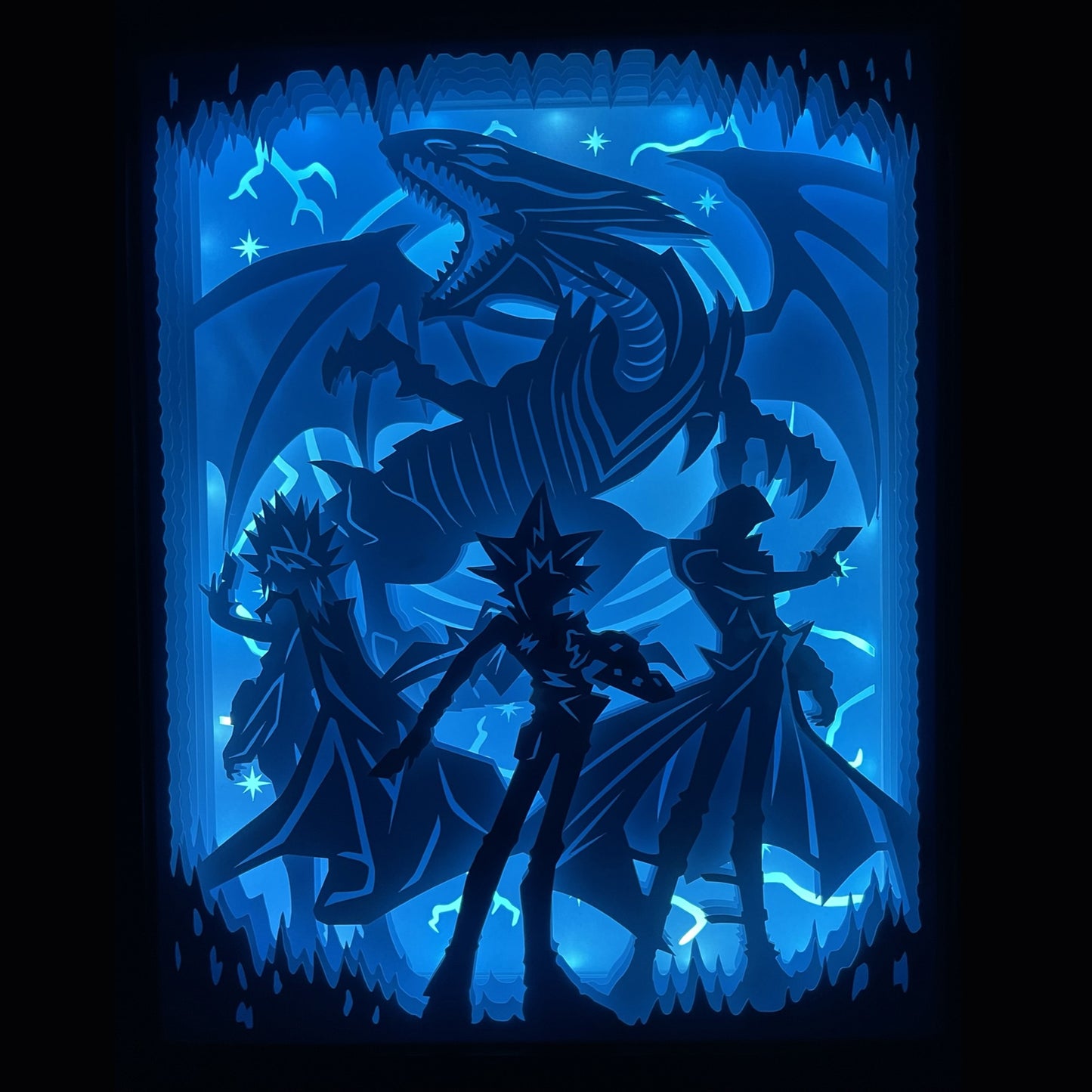 yu gi oh, yugioh, tableau lumineux yu gi oh, cadre lumineux manga, lightbox yugioh, shadowbox yu gi oh, art lumineux carte yugioh, Exodia, Dragon Blanc aux Yeux Bleus, Magicien Sombre, duel de cartes, décoration geek, univers manga, tableau papier découpé, idée cadeau otaku, déco yu gi oh, collectionneur cartes yugioh, cadre animé, art lumineux manga culte, décoration murale yu gi oh