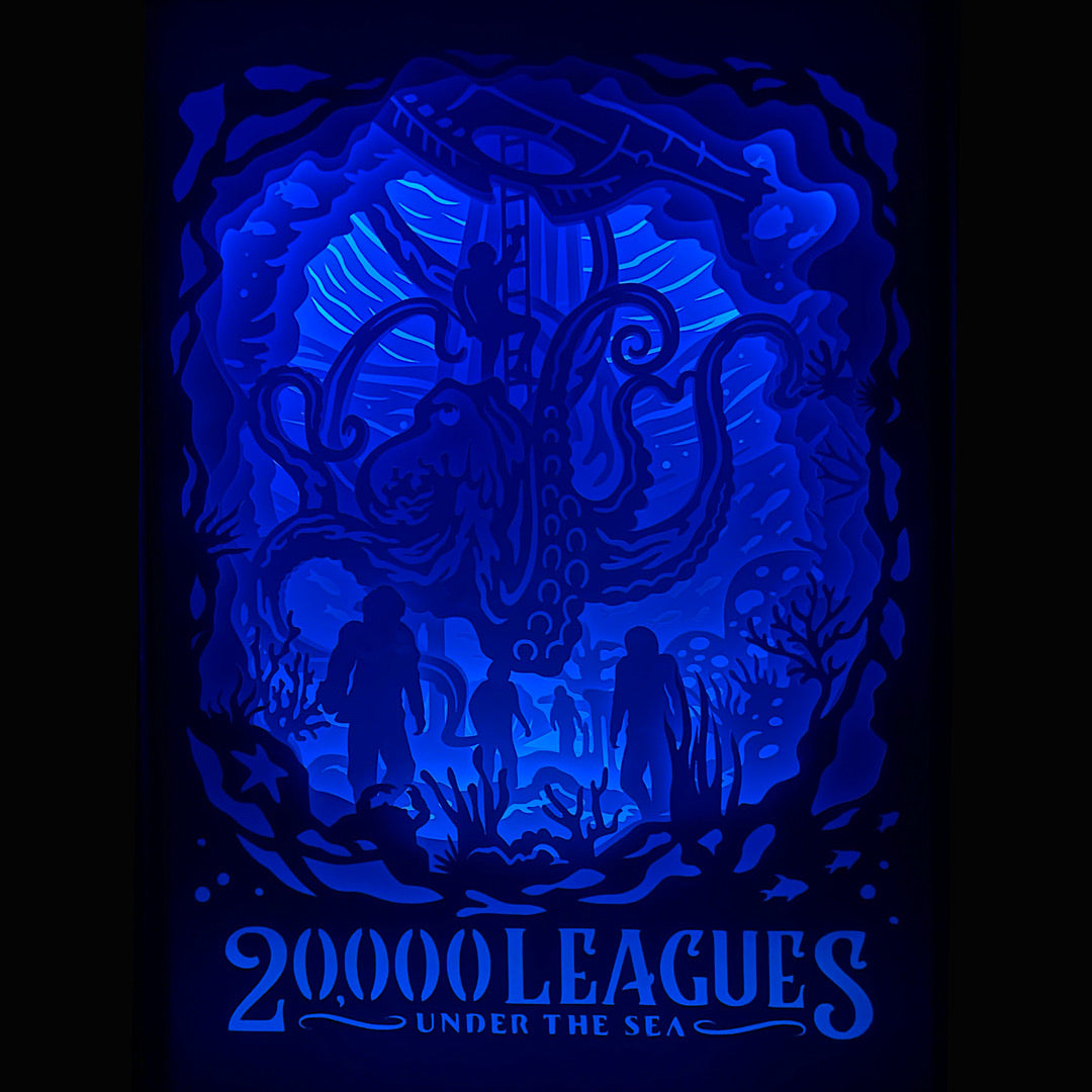 20 000 lieues sous les mers, 20000 lieues sous les mers, Jules Verne, 20 000 leagues under the sea, Nautilus, capitaine Nemo, calmar géant, poulpe géant, tableau lumineux, lightbox, shadowbox, cadre lumineux, décoration murale, papier découpé, art lumineux, univers marin, décor océan, aventure maritime, steampunk, science-fiction, roman classique, film d’aventure, cadeau geek, déco originale