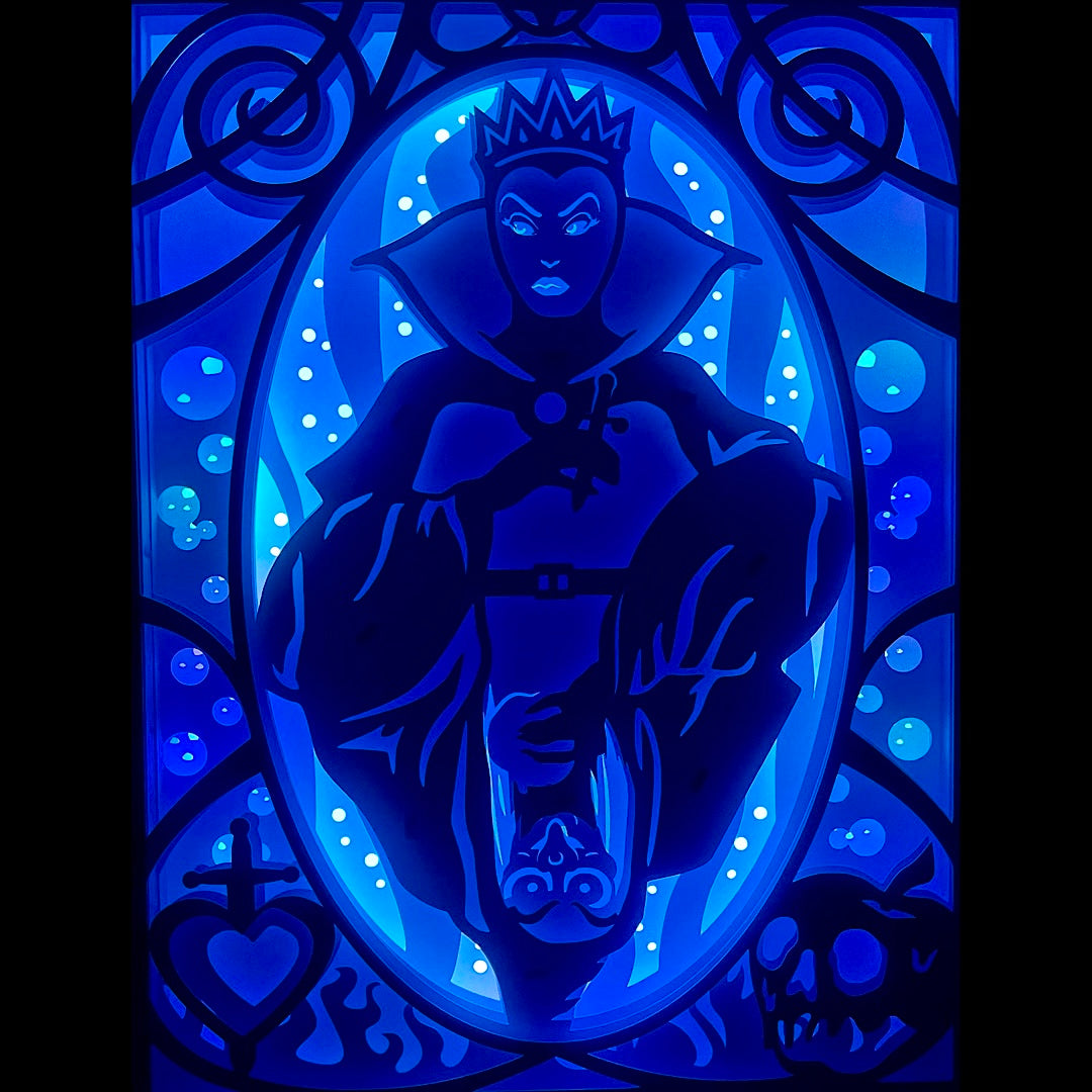 La Méchante Reine, Evil Queen, Disney, Blanche-Neige, pomme empoisonnée, miroir magique, sorcière Disney, méchante culte, reine maléfique, film d’animation culte, princesse Disney, conte de fées, univers sombre, personnage emblématique, magie noire, transformation sorcière, classique Disney, tableau lumineux, lightbox, shadowbox, cadre lumineux, papier découpé, art lumineux, décoration murale, idée cadeau Disney, déco geek, cadeau fan Disney