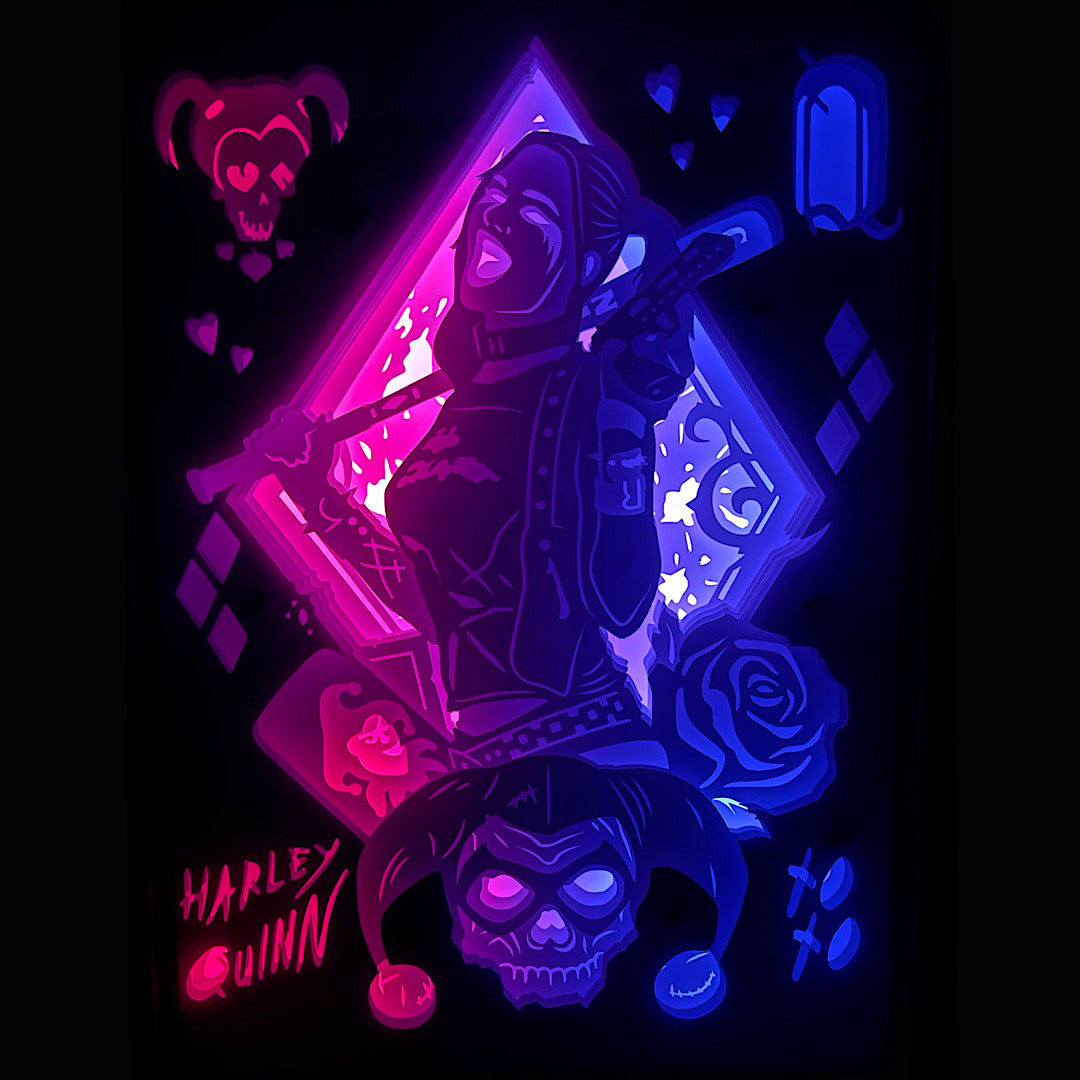 Harley Quinn, DC Comics, Joker, Margot Robbie, Suicide Squad, Birds of Prey, Gotham City, méchante DC, anti-héroïne, batte de baseball, cosplay Harley Quinn, film DC, super-vilain, clown criminel, personnage culte, univers gothique, comics DC, tableau lumineux, lightbox, shadowbox, cadre lumineux, papier découpé, art lumineux, décoration murale, idée cadeau DC, déco geek, cadeau fan Harley Quinn