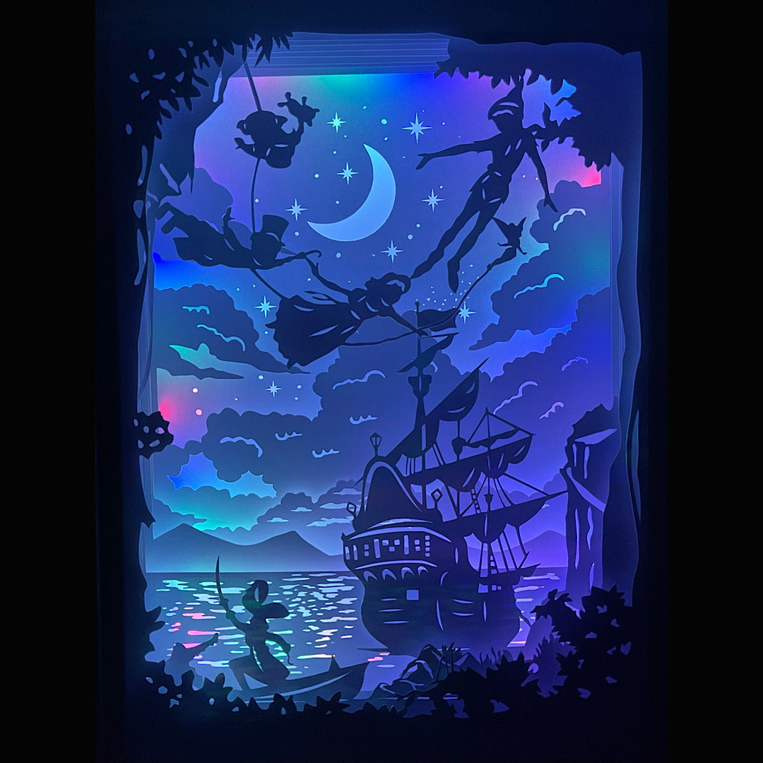 Peter Pan, Disney, Neverland, pays imaginaire, Wendy, Clochette, fée Clochette, Capitaine Crochet, enfants perdus, univers féerique, vol magique, deuxième étoile à droite, film d’animation culte, dessin animé Disney, conte de fées, aventure Disney, personnages emblématiques, magie Disney, tableau lumineux, lightbox, shadowbox, cadre lumineux, papier découpé, art lumineux, décoration murale, idée cadeau Disney, déco féerique, cadeau fan Disney