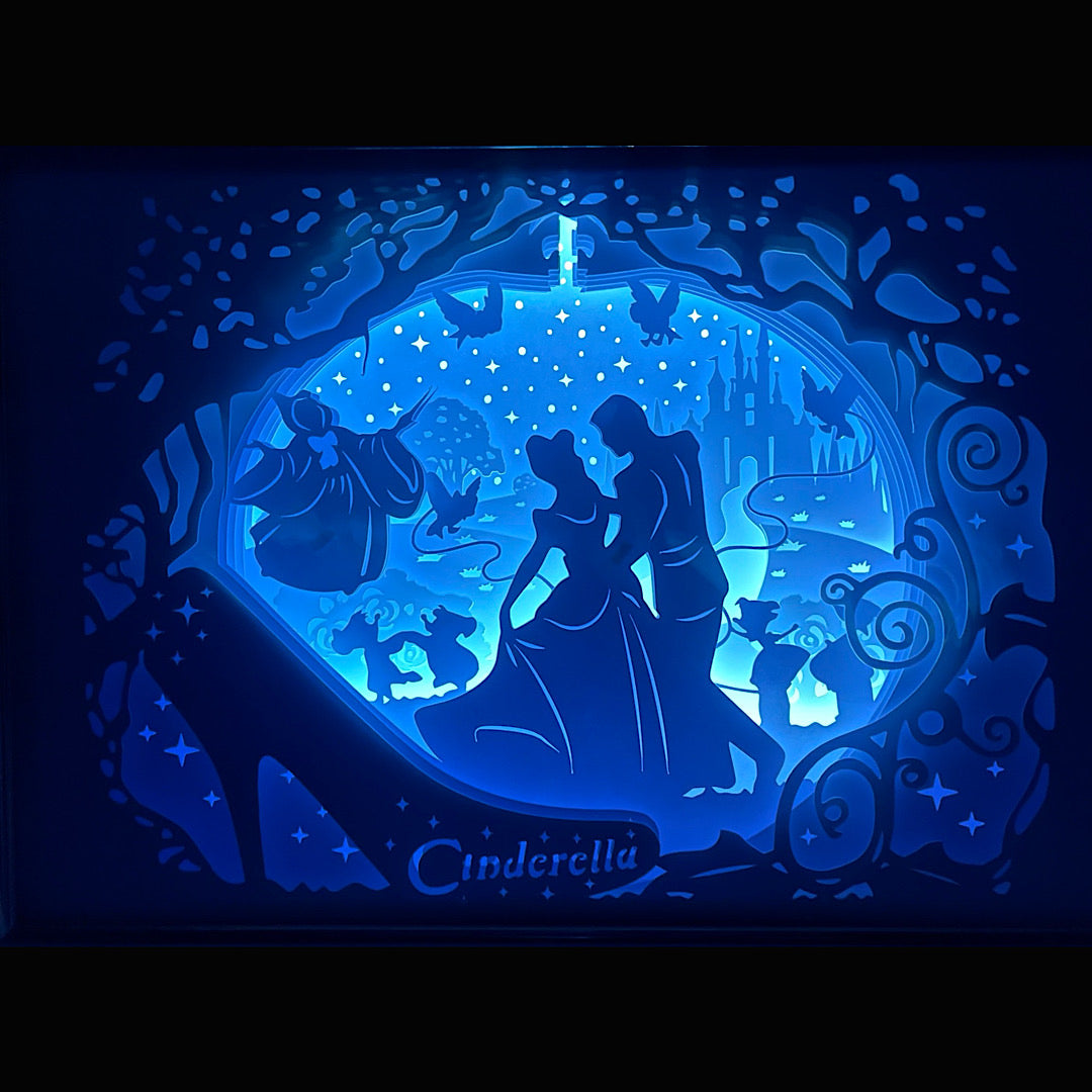 Cendrillon, Cinderella, Disney, conte de fées, princesse Disney, carrosse magique, pantoufle de verre, marraine la bonne fée, château enchanté, univers féerique, film d’animation culte, conte classique, bal royal, rêve bleu, magie Disney, tableau lumineux, lightbox, shadowbox, cadre lumineux, décoration murale, papier découpé, art lumineux, idée cadeau Disney, déco féerique, cadeau geek, princesse de conte