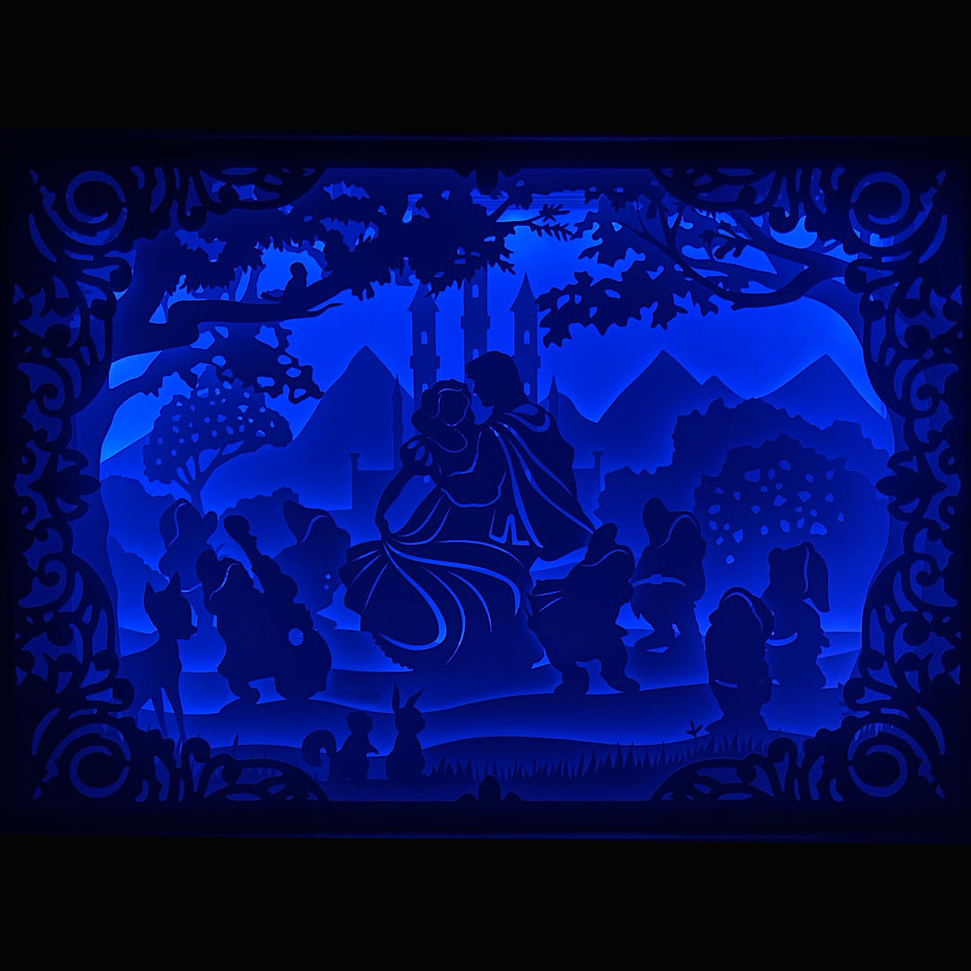 Blanche-Neige, Snow White, Disney, conte de fées, princesse Disney, reine maléfique, pomme empoisonnée, les sept nains, conte classique, film d’animation culte, premier long métrage Disney, forêt enchantée, univers magique, tableau lumineux, lightbox, shadowbox, cadre lumineux, décoration murale, papier découpé, art lumineux, idée cadeau Disney, déco féerique, cadeau geek, princesse de conte, déco murale magique