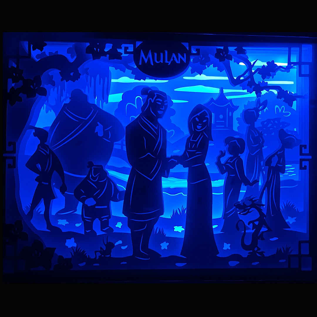 Mulan, Disney, princesse guerrière, Mushu, Cri-Kee, Shan Yu, Chine impériale, armée impériale, héroïne Disney, film d’animation culte, dessin animé Disney, film live action, univers féerique, courage et honneur, chanson Réflexion, personnage emblématique, princesse Disney, bataille épique, conte légendaire chinois, tableau lumineux, lightbox, shadowbox, cadre lumineux, papier découpé, art lumineux, décoration murale, idée cadeau Disney, déco geek, cadeau fan Disney