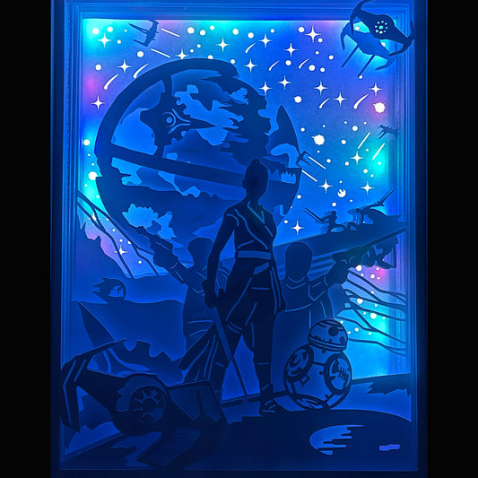 Star Wars, The Rise of Skywalker, L’Ascension de Skywalker, Rey, Kylo Ren, Finn, Poe Dameron, BB-8, Emperor Palpatine, Étoile de la Mort, Death Star, sabre laser, Jedi, Sith, trilogie Disney, saga Star Wars, film culte, combat final, Résistance, Premier Ordre, science-fiction, univers galactique, aventure spatiale, duel épique, tableau lumineux, lightbox, shadowbox, cadre lumineux, papier découpé, art lumineux, décoration murale, idée cadeau geek, déco sci-fi, cadeau fan Star Wars