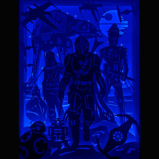 The Mandalorian, Star Wars, Din Djarin, Mando, Grogu, Baby Yoda, Jedi, sabre noir, Darksaber, Beskar, armure mandalorienne, chasseur de primes, galaxie lointaine, univers Star Wars, Disney Plus, série culte, saga Star Wars, Luke Skywalker, vaisseau Razor Crest, aventure galactique, personnage emblématique, tableau lumineux, lightbox, shadowbox, cadre lumineux, papier découpé, art lumineux, décoration murale, idée cadeau Star Wars, déco geek, cadeau fan Star Wars