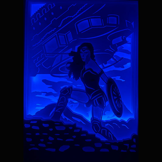 Wonder Woman, DC Comics, Diana Prince, Amazone, Themyscira, Justice League, super-héroïne DC, lasso de vérité, épée et bouclier, armure dorée, film Wonder Woman, Gal Gadot, héroïne féminine, comics culte, univers DC, femme puissante, courage et justice, tableau lumineux Wonder Woman, lightbox DC, shadowbox super-héros, papier découpé, cadre lumineux, décoration murale, idée cadeau geek, déco super-héros, cadeau fan DC Comics