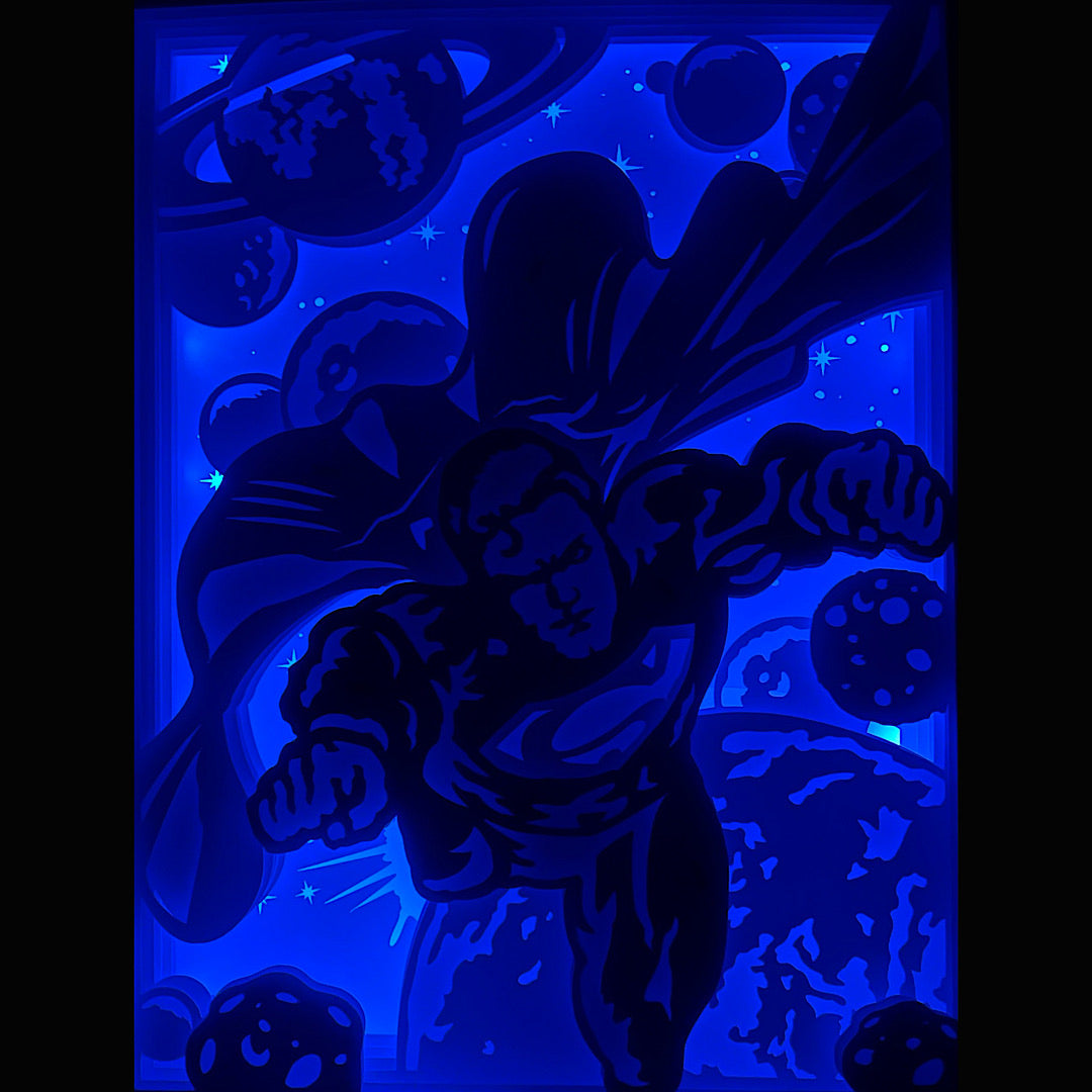 Superman, DC Comics, Clark Kent, Kal-El, Daily Planet, Metropolis, kryptonite, super-héros DC, Justice League, Lois Lane, Lex Luthor, cape rouge, symbole S, homme d’acier, vol supersonique, force surhumaine, film Superman, Zack Snyder, Henry Cavill, Christopher Reeve, univers DC, comics cultes, tableau lumineux, lightbox, shadowbox, cadre lumineux, papier découpé, art lumineux, décoration murale, idée cadeau geek, déco super-héros, cadeau fan DC