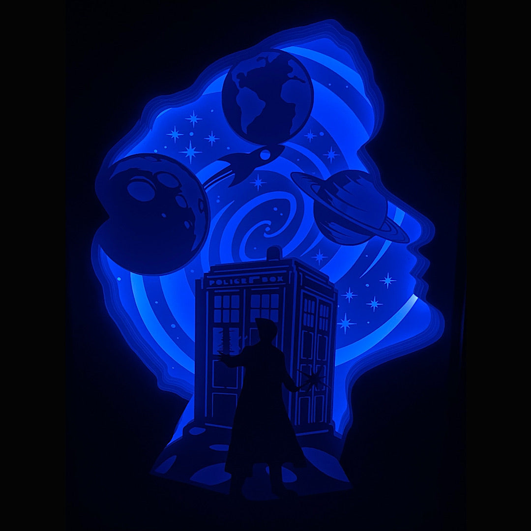 Doctor Who, BBC, TARDIS, voyage dans le temps, série culte britannique, Seigneur du Temps, Daleks, Cybermen, Gallifrey, univers de science-fiction, Doctor Who series, série culte, David Tennant, Matt Smith, Jodie Whittaker, compagnon du Docteur, univers temporel, machine à voyager dans le temps, tableau lumineux, lightbox, shadowbox, cadre lumineux, décoration murale, papier découpé, art lumineux, idée cadeau geek, déco série culte