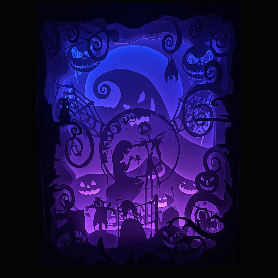 L’Étrange Noël de Monsieur Jack, The Nightmare Before Christmas, Tim Burton, Disney, Jack Skellington, Sally, Oogie Boogie,roi des citrouilles, citrouille, squelette, personnage culte, univers gothique, film d’animation culte, stop motion, Halloween Town, Noël magique, film sombre et féerique, héros emblématique, tableau lumineux, lightbox, shadowbox, cadre lumineux, papier découpé, art lumineux, décoration murale, idée cadeau Disney, déco geek