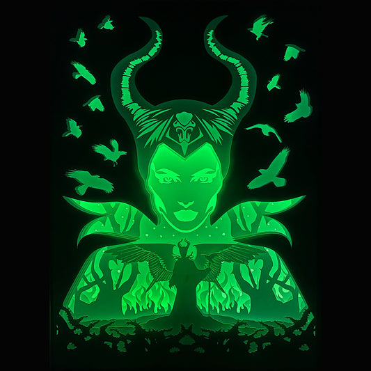 Maléfique, Maleficent, Disney, La Belle au bois dormant, Aurore, princesse Disney, méchante Disney, sorcière maléfique, cornes noires, dragon, magie noire, personnage culte, film Maléfique, Angelina Jolie, univers gothique, conte de fées, film d’animation culte, dessin animé Disney, magie Disney, tableau lumineux, lightbox, shadowbox, cadre lumineux, papier découpé, art lumineux, décoration murale, idée cadeau Disney, déco geek, cadeau fan Disney