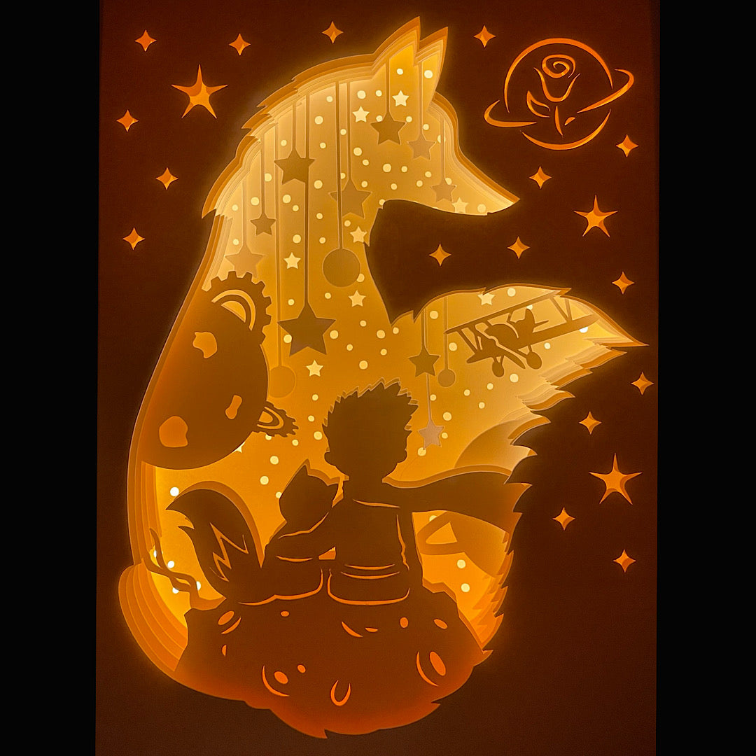 Le Petit Prince, Antoine de Saint-Exupéry, livre culte, conte philosophique, dessin animé Le Petit Prince, renard, rose, planète, étoiles, univers poétique, œuvre littéraire, classique intemporel, citation Le Petit Prince, enfant rêveur, voyage interstellaire, histoire philosophique, conte pour enfants et adultes, tableau lumineux, lightbox, shadowbox, cadre lumineux, papier découpé, art lumineux, décoration murale, idée cadeau littéraire, déco poétique, cadeau symbolique