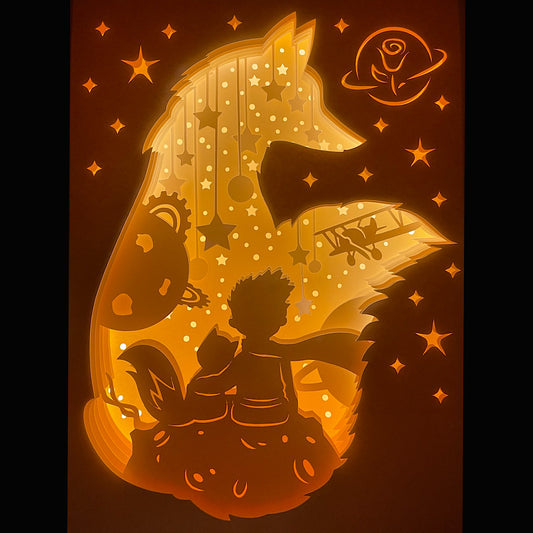 Le Petit Prince, Antoine de Saint-Exupéry, livre culte, conte philosophique, dessin animé Le Petit Prince, renard, rose, planète, étoiles, univers poétique, œuvre littéraire, classique intemporel, citation Le Petit Prince, enfant rêveur, voyage interstellaire, histoire philosophique, conte pour enfants et adultes, tableau lumineux, lightbox, shadowbox, cadre lumineux, papier découpé, art lumineux, décoration murale, idée cadeau littéraire, déco poétique, cadeau symbolique