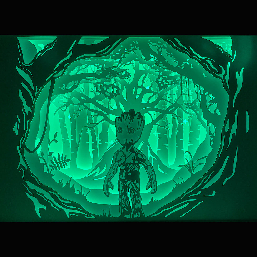 Groot, Baby Groot, Marvel, Les Gardiens de la Galaxie, Guardians of the Galaxy, Rocket Raccoon, Star Lord, Groot Marvel, I am Groot, arbre vivant, personnage Marvel, univers cosmique, MCU, super-héros, film Marvel, plante humanoïde, figure culte, adorable personnage, tableau lumineux, lightbox, shadowbox, cadre lumineux, papier découpé, art lumineux, décoration murale, idée cadeau Marvel, déco geek, cadeau fan Marvel