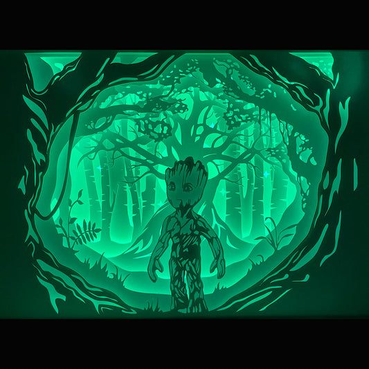Groot, Baby Groot, Marvel, Les Gardiens de la Galaxie, Guardians of the Galaxy, Rocket Raccoon, Star Lord, Groot Marvel, I am Groot, arbre vivant, personnage Marvel, univers cosmique, MCU, super-héros, film Marvel, plante humanoïde, figure culte, adorable personnage, tableau lumineux, lightbox, shadowbox, cadre lumineux, papier découpé, art lumineux, décoration murale, idée cadeau Marvel, déco geek, cadeau fan Marvel