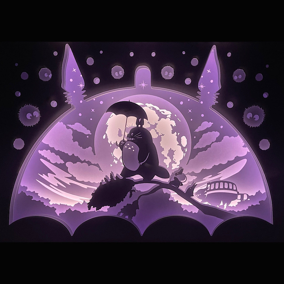 totoro, mon voisin totoro, studio ghibli, miyazaki, hayao miyazaki, esprit de la forêt, créatures ghibli, univers magique, chatbus, poussières noires, film d’animation japonais, dessin animé culte, anime japonais, princesse mononoké, chihiro, kiki la petite sorcière, décoration japonaise, tableau lumineux, shadowbox, lightbox, cadre lumineux, papier découpé, idée cadeau ghibli, déco geek, décoration chambre enfant