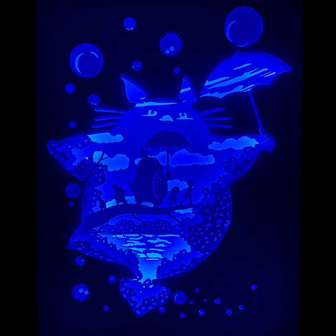 totoro, mon voisin totoro, studio ghibli, hayao miyazaki, silhouette totoro, parapluie totoro, esprit de la forêt, créatures magiques, univers ghibli, film d’animation japonais, anime culte, dessin animé japonais, chatbus, noiraudes, princesse mononoké, chihiro, kiki la petite sorcière, déco japonaise, tableau lumineux, cadre lumineux, shadowbox, lightbox, papier découpé, idée cadeau ghibli, décoration geek