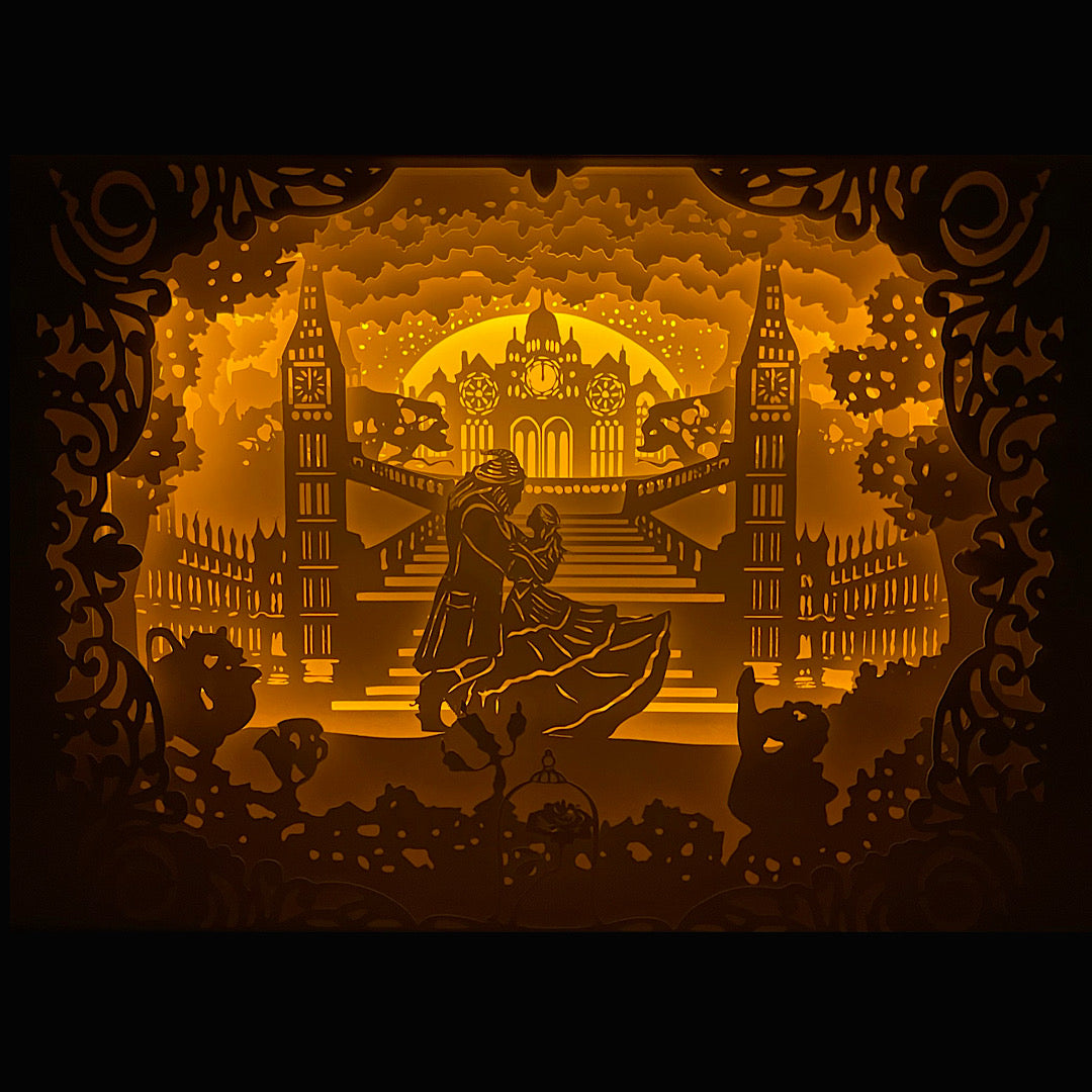 La Belle et la Bête, Beauty and the Beast, Disney, princesse Belle, la Bête, château enchanté, rose magique, conte de fées, film d’animation culte, univers féerique, romance Disney, amour éternel, dessin animé culte, héros Disney, malédiction, chandelier Lumière, horloge Big Ben, Mrs Samovar, conte intemporel, tableau lumineux, lightbox, shadowbox, cadre lumineux, papier découpé, art lumineux, décoration murale, idée cadeau Disney, déco romantique, cadeau geek