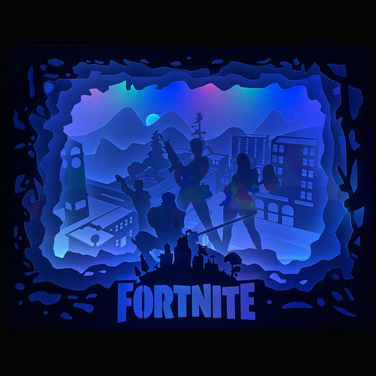 Fortnite, Epic Games, battle royale, jeu vidéo culte, skin Fortnite, Jonesy, Peely, univers coloré, construction, mode créatif, Fortnite Chapter 5, Victory Royale, carte Fortnite, danse Fortnite, emote, armes Fortnite, univers cartoon, jeu multijoueur, jeu en ligne, tableau lumineux, lightbox, shadowbox, cadre lumineux, papier découpé, art lumineux, décoration murale, idée cadeau gamer, déco geek, cadeau fan Fortnite