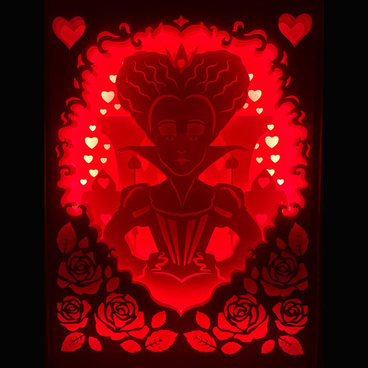 La Reine de Cœur, Queen of Hearts, Disney, Alice au Pays des Merveilles, Alice in Wonderland, Tim Burton, Lewis Carroll, personnage Disney, méchante Disney, carte à jouer, royaume de cœur, soldats cartes, univers magique, conte fantastique, film d’animation culte, film live action, cri "Qu’on lui coupe la tête", personnage emblématique, tableau lumineux, lightbox, shadowbox, cadre lumineux, papier découpé, art lumineux, décoration murale, idée cadeau Disney, déco geek