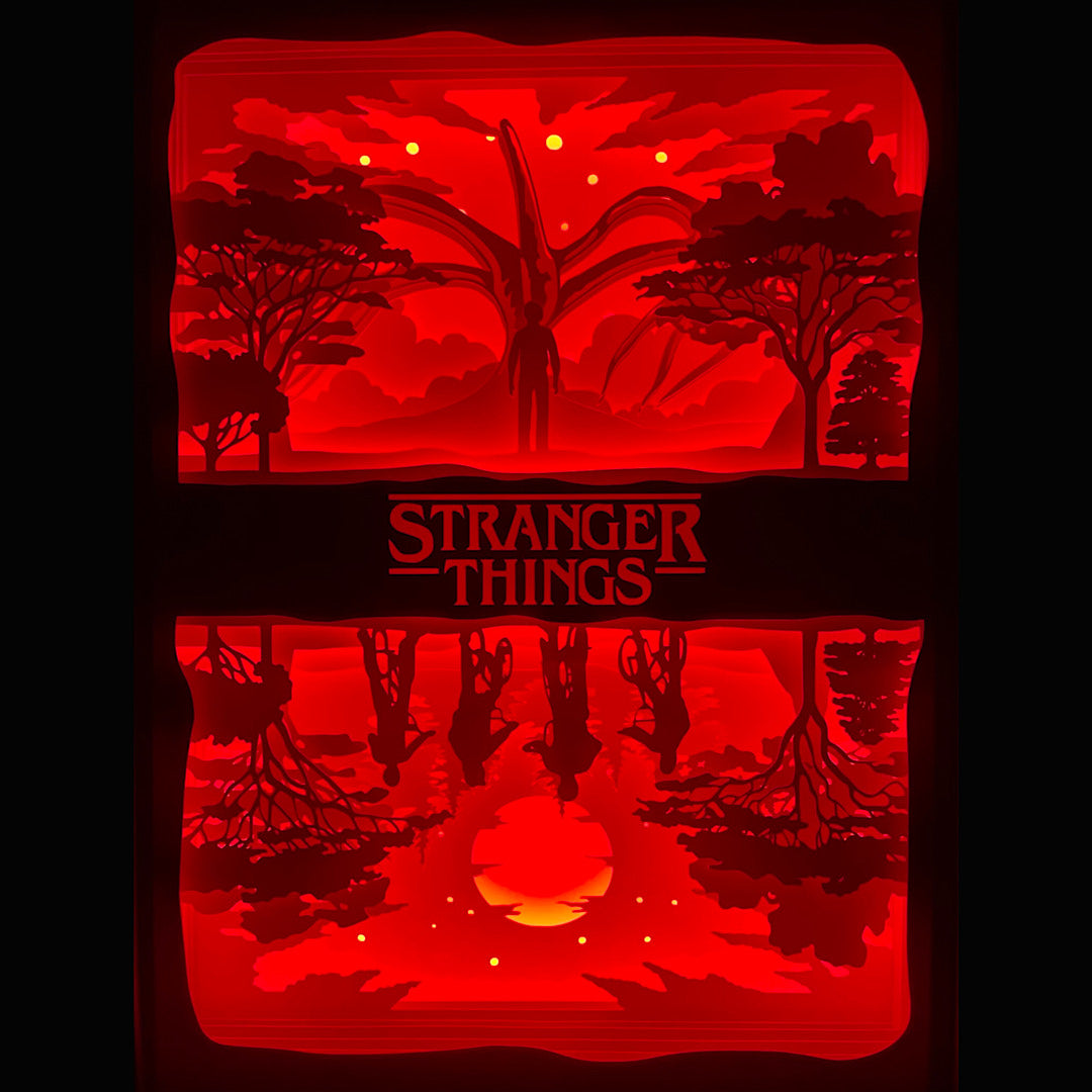 Stranger Things, Netflix, Eleven, Onze, Mike Wheeler, Will Byers, Dustin Henderson, Lucas Sinclair, Jim Hopper, Demogorgon, Vecna, Upside Down, monde à l’envers, Hawkins, années 80, vélo Stranger Things, série culte, science-fiction, horreur fantastique, monstres, pouvoirs psychiques, suspense, univers sombre, tableau lumineux, lightbox, shadowbox, cadre lumineux, papier découpé, art lumineux, décoration murale, idée cadeau geek, déco série TV, cadeau fan Stranger Things