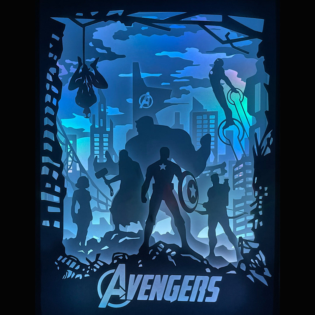 Avengers, Marvel, Iron Man, Captain America, Thor, Hulk, Black Widow, Hawkeye, super-héros, Avengers Endgame, Avengers Infinity War, MCU, Marvel Cinematic Universe, équipe Marvel, film culte, saga Marvel, comics, Stan Lee, science-fiction, action, tableau lumineux, lightbox, shadowbox, cadre lumineux, décoration murale, papier découpé, art lumineux, cadeau geek, idée cadeau Marvel, déco cinéma