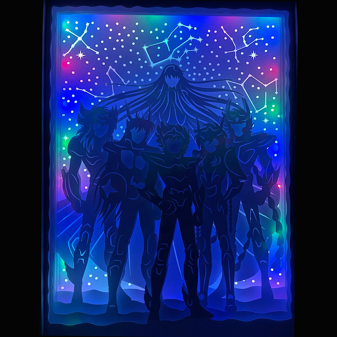 Saint Seiya, Les Chevaliers du Zodiaque, Masami Kurumada, Seiya de Pégase, Shiryu du Dragon, Hyoga du Cygne, Shun d’Andromède, Ikki du Phénix, Athéna, chevaliers d’or, chevaliers de bronze, armure sacrée, cosmos, douze maisons, manga culte, anime culte, shonen légendaire, années 80, univers mythologique, dieux de l’Olympe, tableau lumineux, lightbox, shadowbox, cadre lumineux, papier découpé, art lumineux, décoration murale, idée cadeau manga, déco geek, cadeau fan Saint Seiya